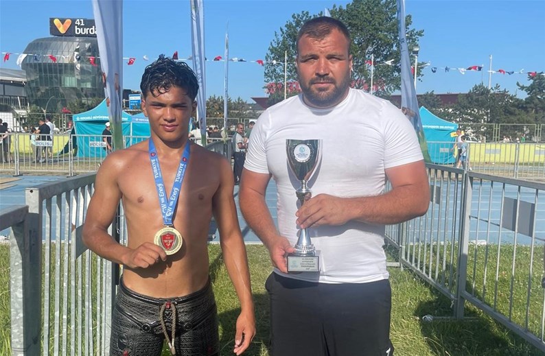 Afyonkarahisar Gençlik ve Spor İl Müdürlüğü Sporcu Ali Uysal, CW Enerji Yağlı Güreş Ligi'nin Tozkopan etabında şampiyon oldu