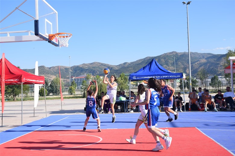 Afyonkarahisar'da 3x3 Sokaklar Bizim Basketbol Müsabakaları Ege Bölgesi Grup Şampiyonası