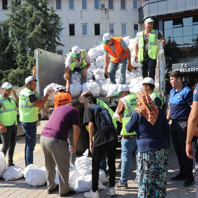 Dinar'da İhtiyaç Sahiplerine Patates Dağıtımı