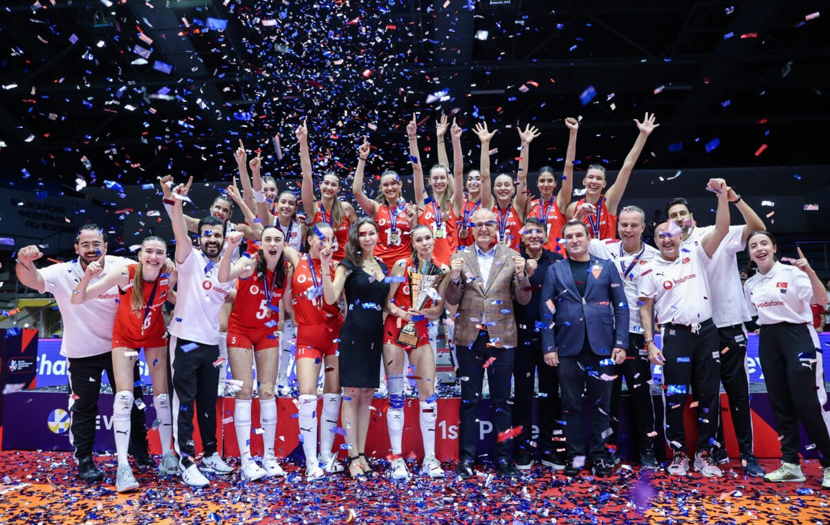 CHP Milletvekili Jale Nur Süllü, U20 Kadın Milli Voleybol Takımı'nı Tebrik Etti