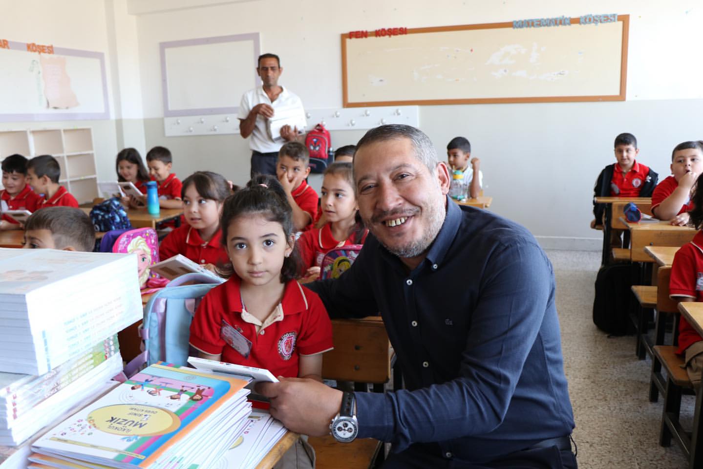 Belediye Başkanı Veysel Topçu, İlkokul Öğrencilerini Ziyaret Etti