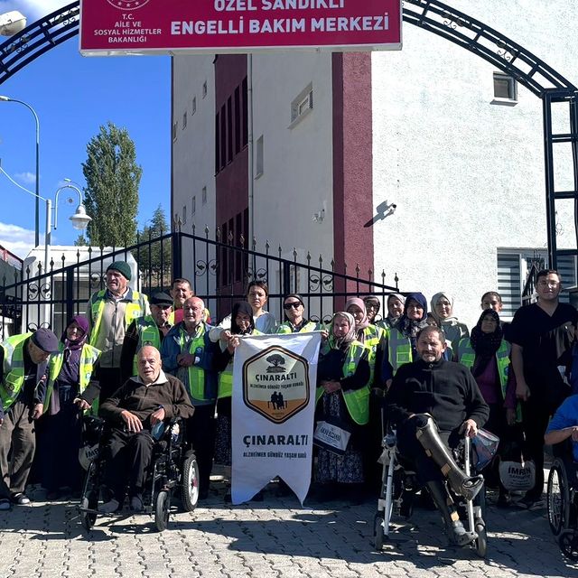 Çınaraltı Alzheimer Gündüz Yaşam Konağı'ndaki Yaşlılar, Engelli Bakım Merkezi'ni Ziyaret Etti