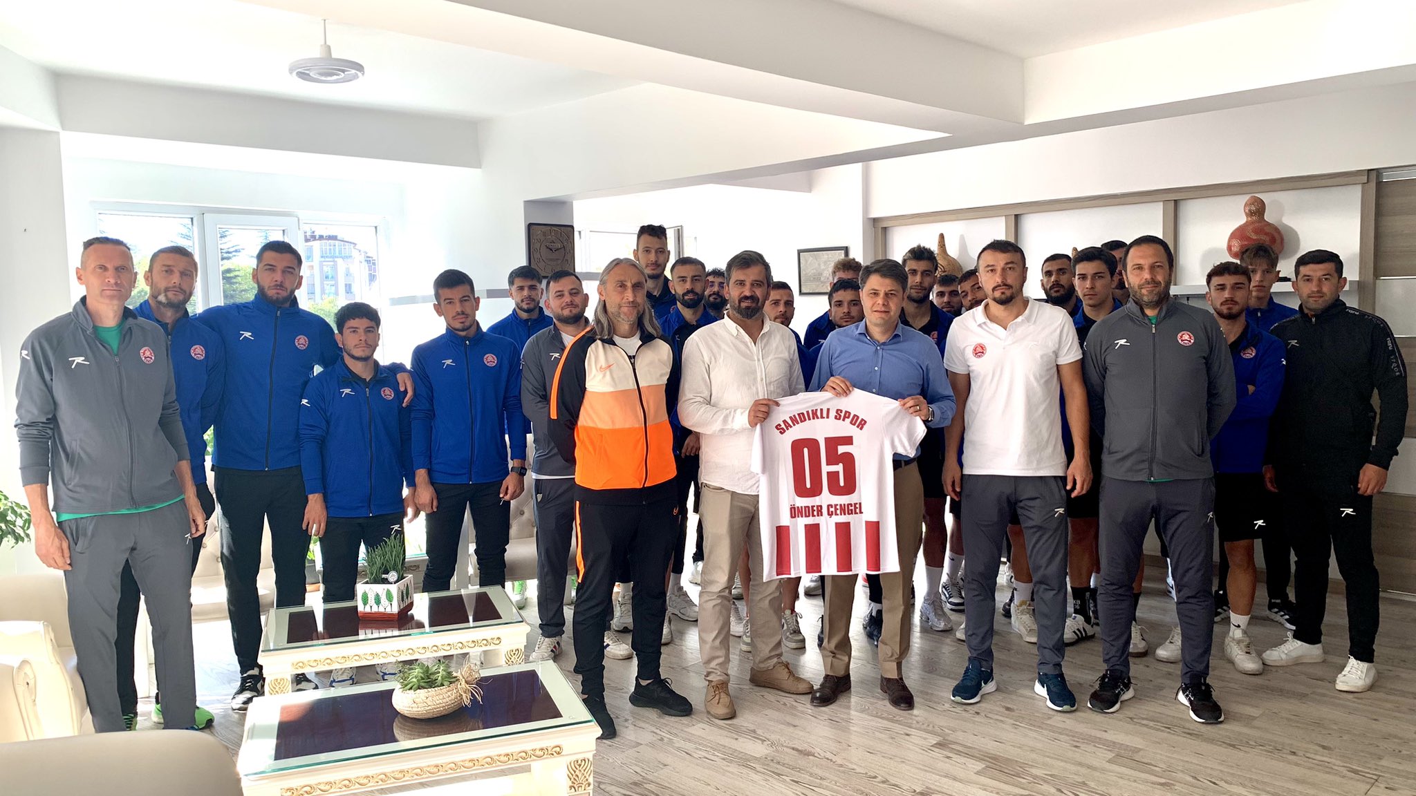 Sandıklıspor Takımı Kaymakam'ı Ziyaret Etti