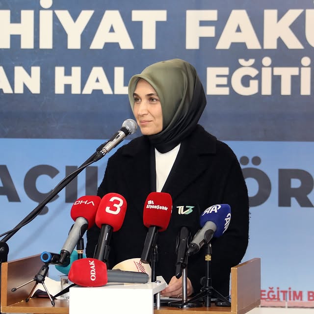 AKÜ İlahiyat Fakültesi'nde Yeni Eğitim Binası Görkemli Törenle Açıldı