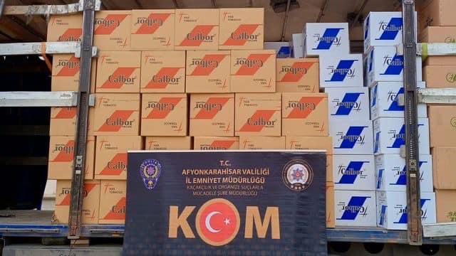 İhsaniye'de Kaçak Tır Operasyonu: 2 Milyon Sahte Makaron Ele Geçirildi