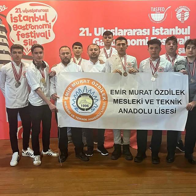 Afyonkarahisar'ın Gururu: Emir Murat Özdilek Anadolu Lisesi Madalyaları Topladı