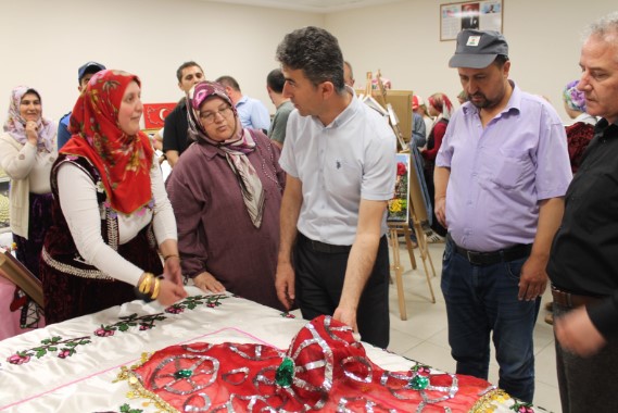 Çay Halk Eğitim Merkezi Tarafından Pazarağaç Kasabasında  El Sanatları Sergisi Açıldı.