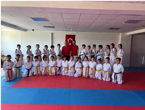 Afyonkarahisar'da Karate Kuşak sınavı tamamlandı, sporcular üst kemere terfi etti