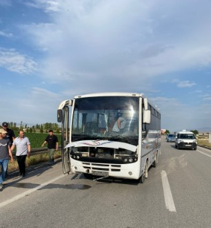 Afyonkarahisar Konya Yolu'nda Minibüs ve Motosiklet Çarpıştı: 1 Kişi Yaralandı!