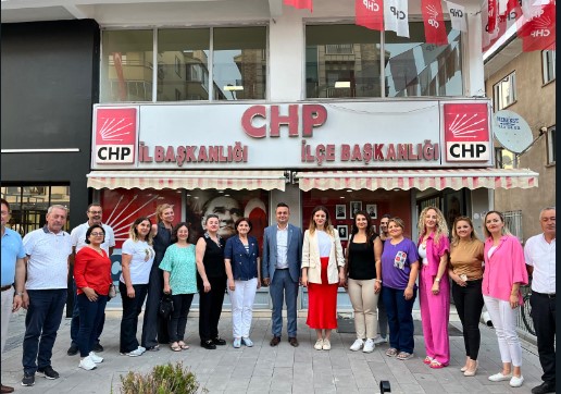 Cumhuriyet Halk Partisi Kadın Kolları İl Başkanı seçilen Makbule Abay görevi Elif Zengin'den devraldı.