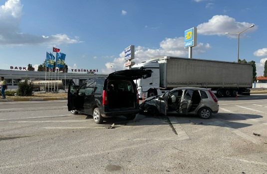 Afyonkarahisar Uşak-Karayolunda Trafik Kazası: 4 Yaralı!