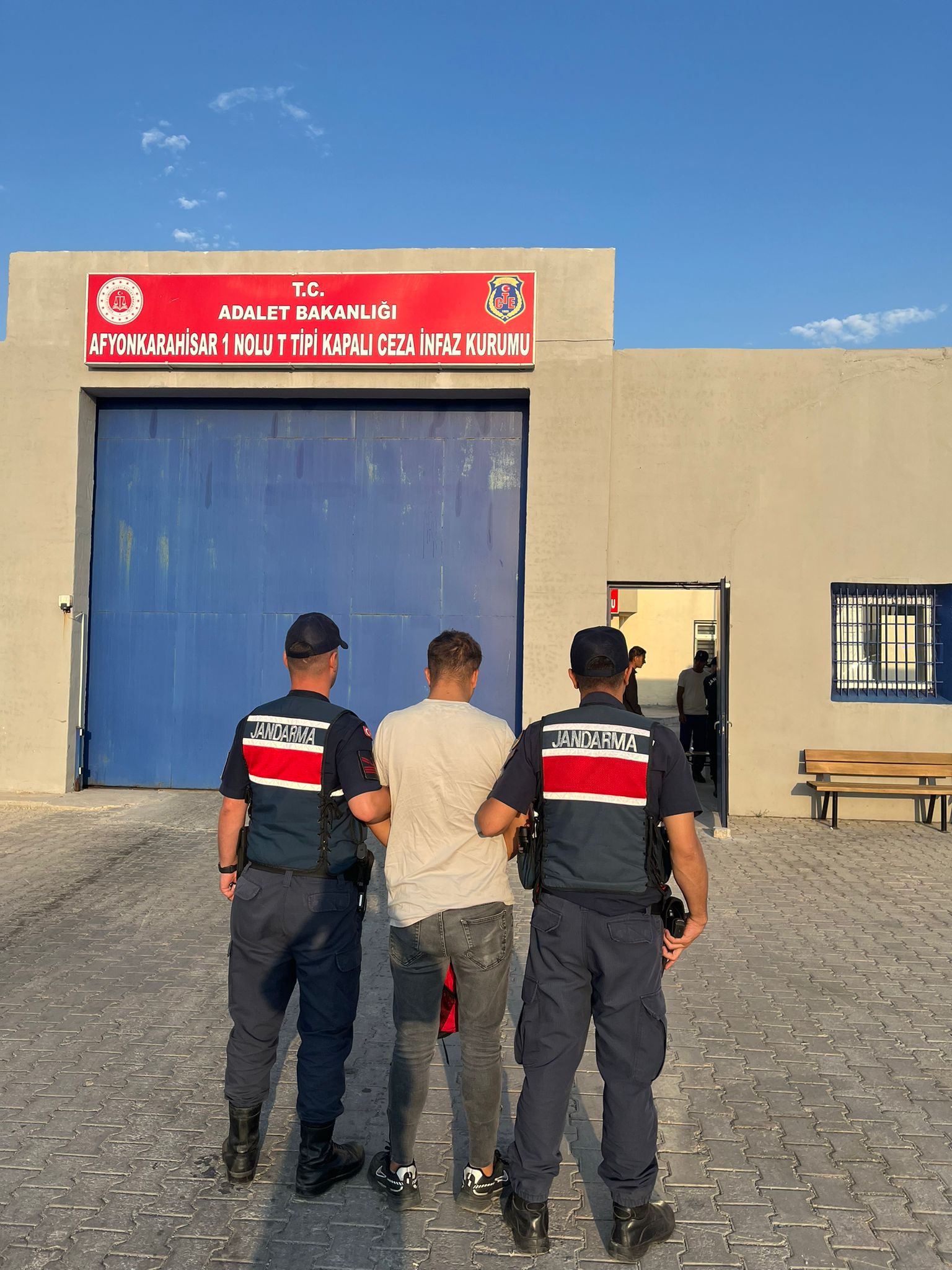 Hırsızlık suçundan aranan şahıs Jandarma tarafından yakalanarak cezaevine gönderildi