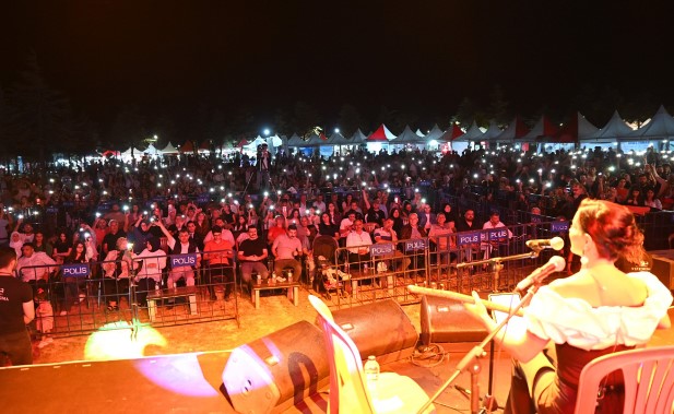 Emirdağ Belediyesi’nin organizasyonunda Özlem Özdil sevenlerine unutulmaz bir gece yaşattı.