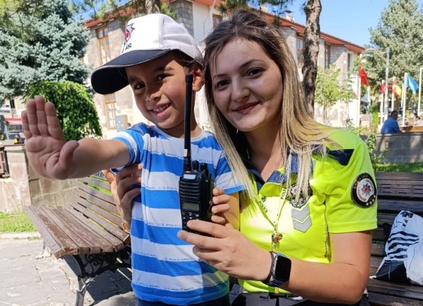 Tüm Hayali Minik Trafikçinin Polis Olmak