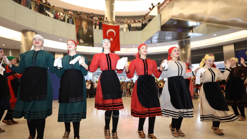 Uluslararası Zafer Halk Oyunları Festivali, Afyonkarahisar'da devam ediyor.