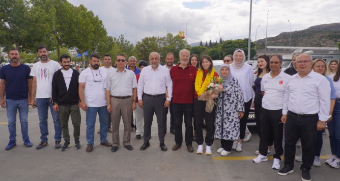 Afyonkarahisarlı Milli Taekwondocu Meryem Betül Çavdar ilimizde coşkuyla karşılandı