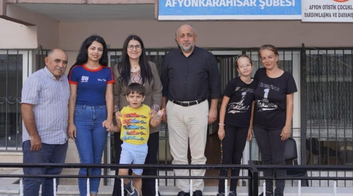 Afyonkarahisar Gençlik ve Spor İl Müdürü İsmail Hakkı Kasapoğlu, Ulusal Otizm Konfederasyonu Genel Başkanı Fatma Kilci Kavas’ı makamında ziyaret etti.