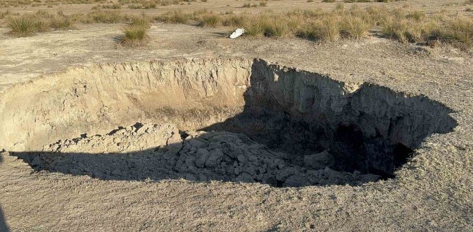 Afyonkarahisar'ın Emirdağ 'ilçesinde 4 metre genişliğinde obruk oluştu