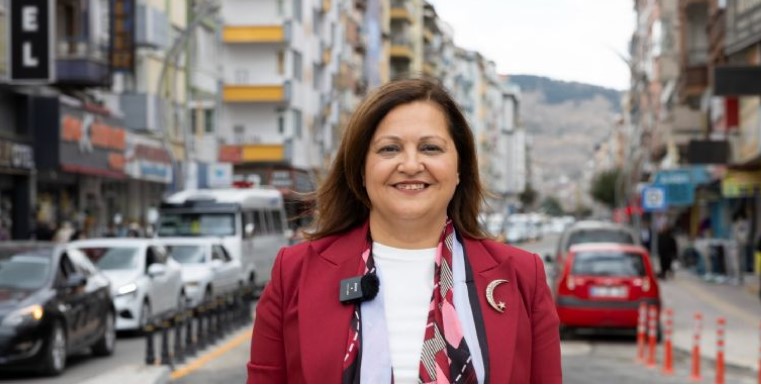 Afyonkarahisar Belediyesi, Kadınana Caddesi’ndeki çalışmalarını tamamladı ve yolu çift yönlü olarak trafiğe açtı.