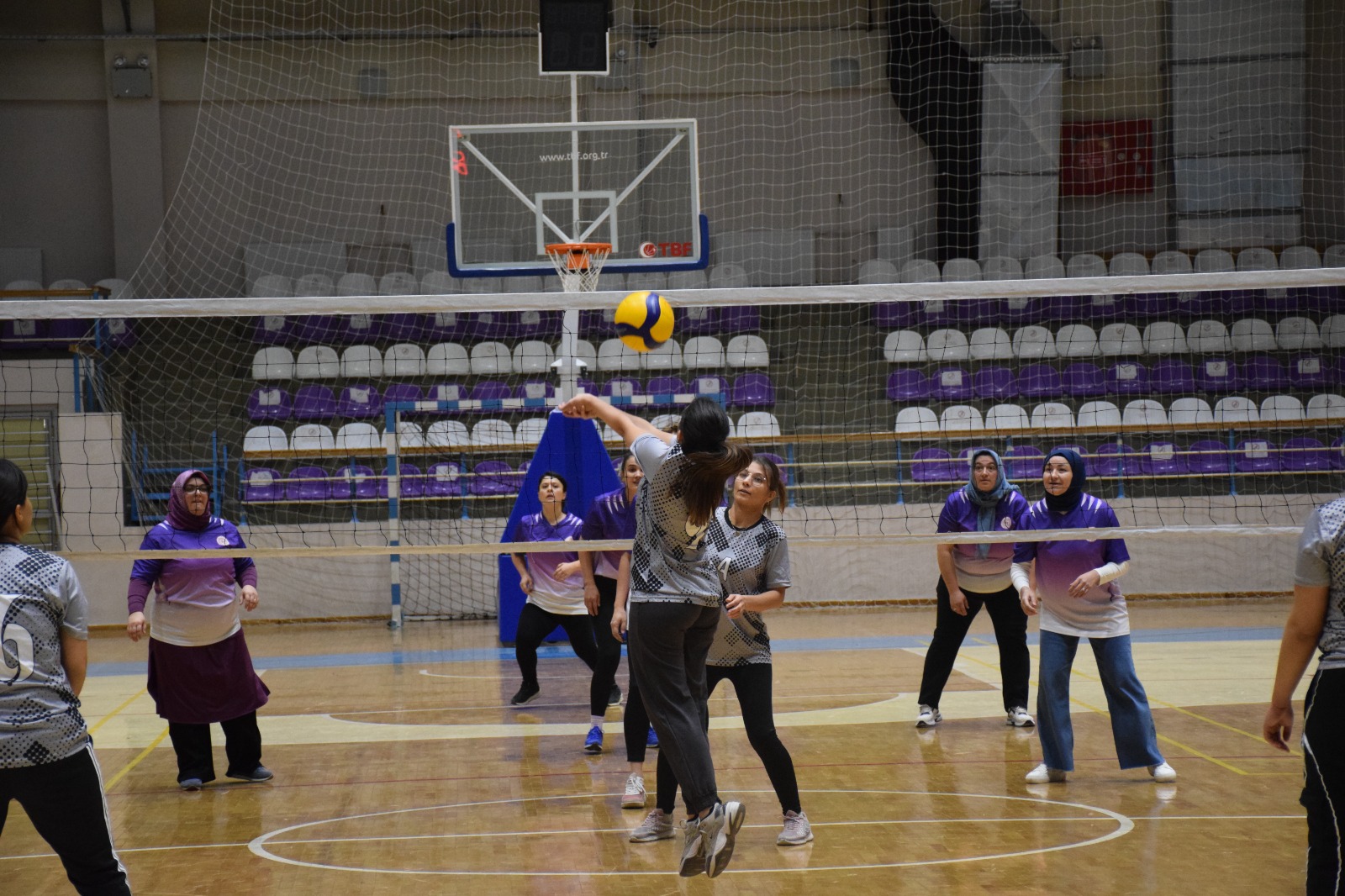 Afyonkarahisar’da “Kadına Şiddete Sıfır Tolerans” Voleybol Müsabakasıyla farkındalık mesajı verildi