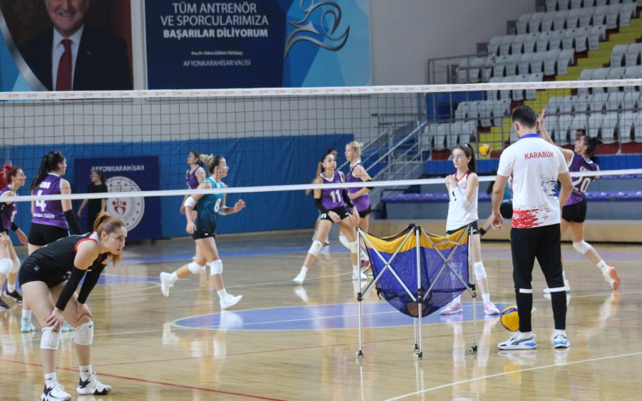 Afyon Belediye Yüntaş  Voleybol,Takımı Zirveyi zorluyor.