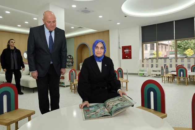 Vali Doç. Dr. Kübra Güran Yiğitbaşı, yeni hizmet binasında faaliyete başlayan Gedik Ahmet Paşa İl Halk Kütüphanesi’ni ziyaret ederek, kütüphanede incelemelerde bulundu.