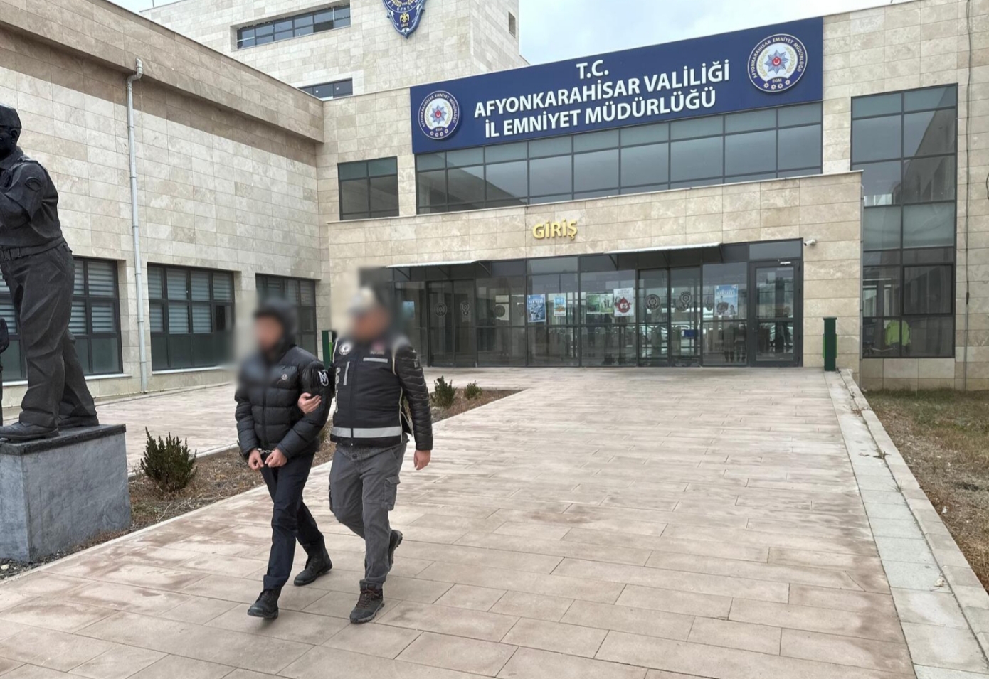 Kendisini polis ve savcı olarak tanıtan dolandırıcı yakalandı.