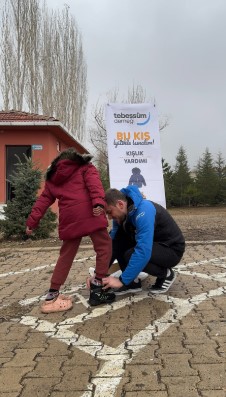 Tebessüm Derneği’nden Afyonkarahisar’daki Köy Okullarına Kışlık Kıyafet Yardımı .