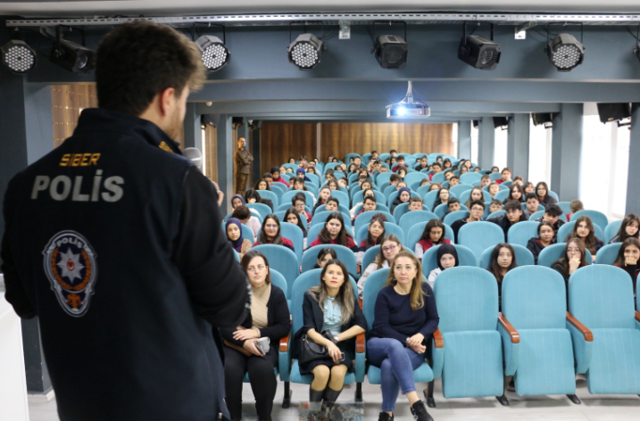 Afyonkarahisar İl Emniyet Müdürlüğü görevlilerince Okullara Trafik Kuralları Eğitimi Verildi.