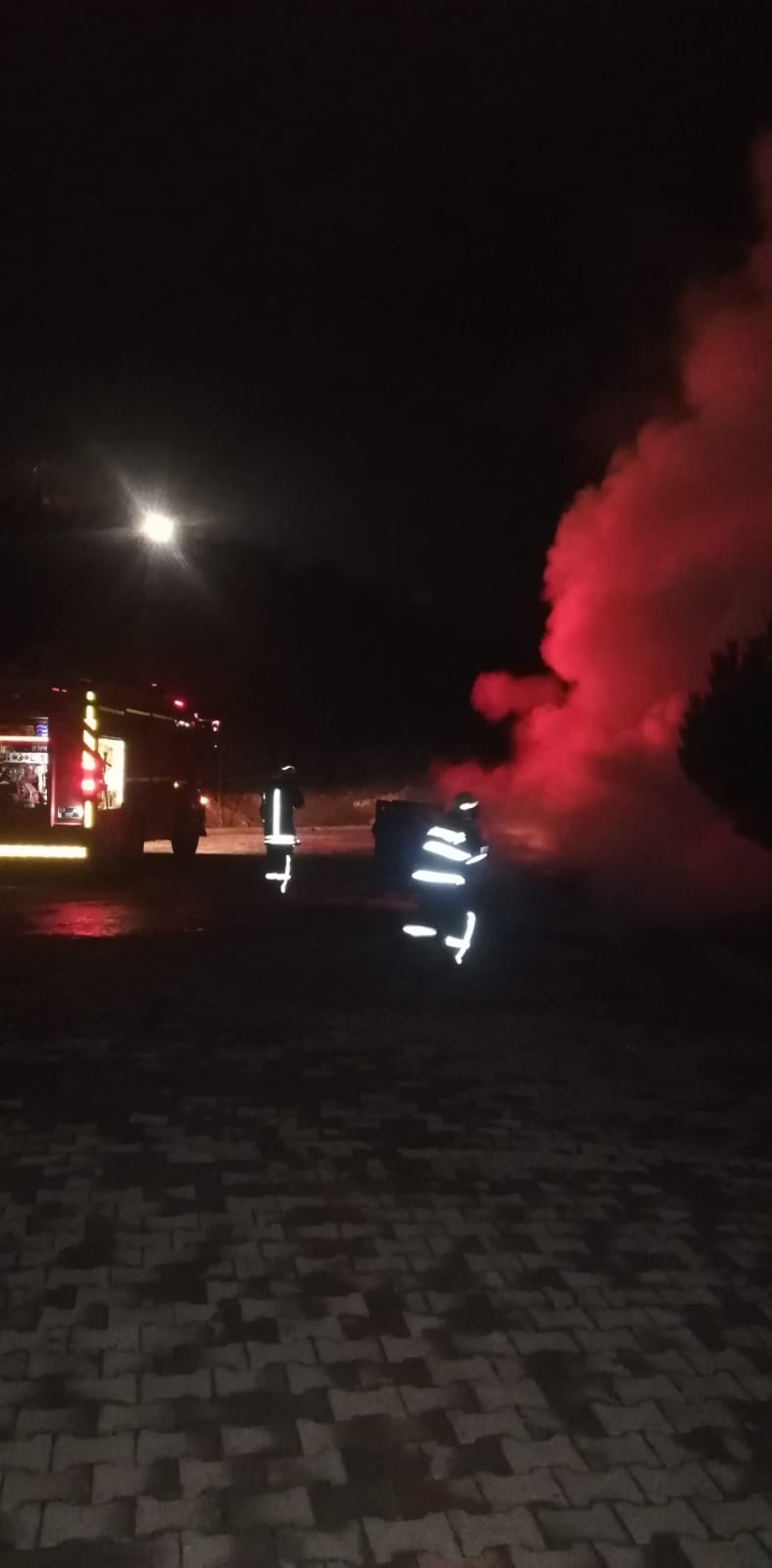 Akşam saatlerinde Afyonkarahisar keltepe'de bir araç cayır cayır yandı