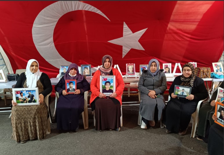 Diyarbakır Anne ve Babalarından Milliyet i hareket partisi genel başkanı Devlet Bahceliye geçmiş olsun mesajı Video Haber