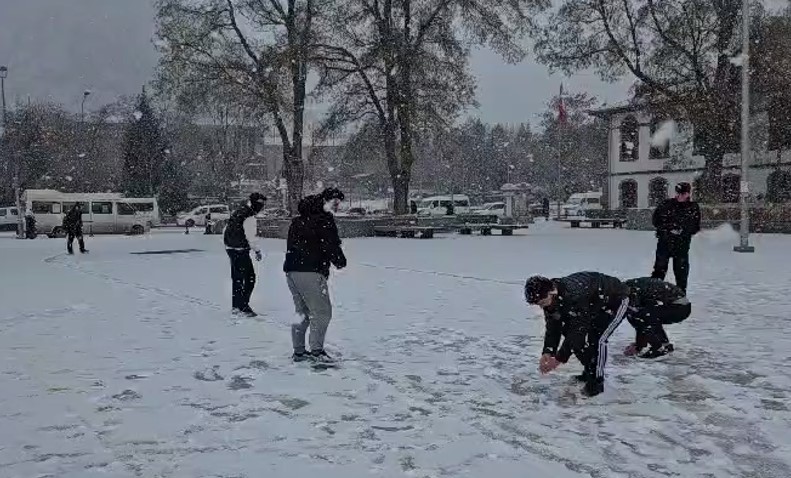 Afyonkarahisar'da Beklenen Kar Nihayet Başladı.