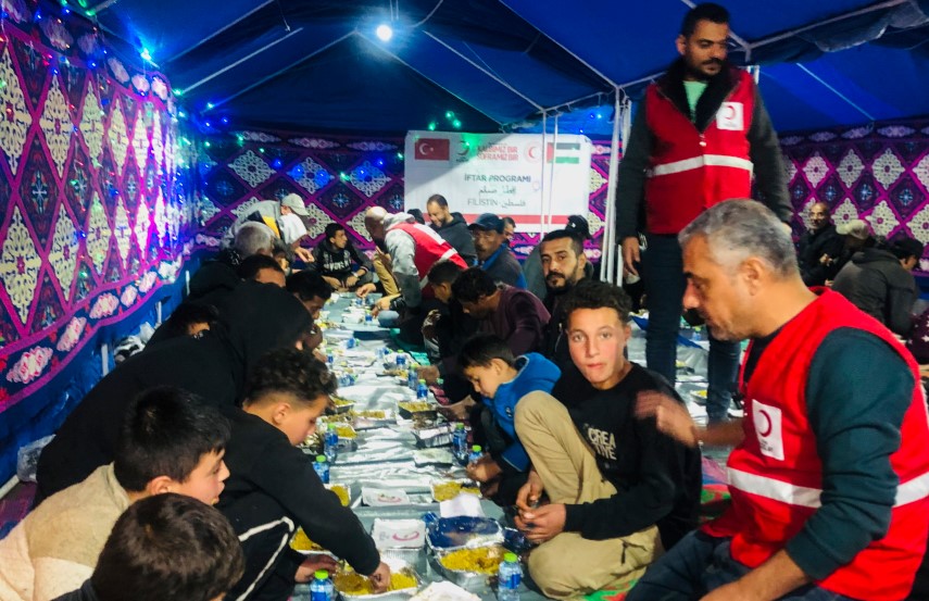 TÜRK KIZILAY GAZZE’DE HER GÜN 30 BİN KİŞİLİK İFTAR VERİYOR 