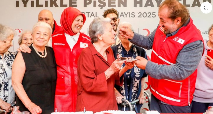 Türk Kızılay’dan Deprem Bölgesinde Anneler Günü Kutlaması 