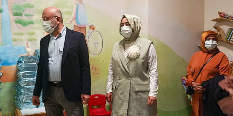 AK PARTİ HEYETİ ONKOLOJİ SERVİSİNDEKİ ANNELERİ UNUTMADI