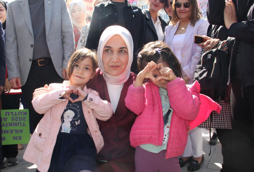 Afyonkarahisar  gönüllere taht kuran ismi Vali Doç. Dr. Kübra Yüran, Yiğitbaşı'nın her programında çocuklara olan ilgisiyle dikkat çekiyor.