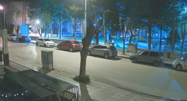 Araç Çalarken Güvenlik Kameraları ' na Yakalandı.