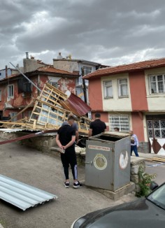 Burmalı Mahallesi'nde Fırtına Felaketi: Çatılar Uçtu, Araçlar Hasar Gördü