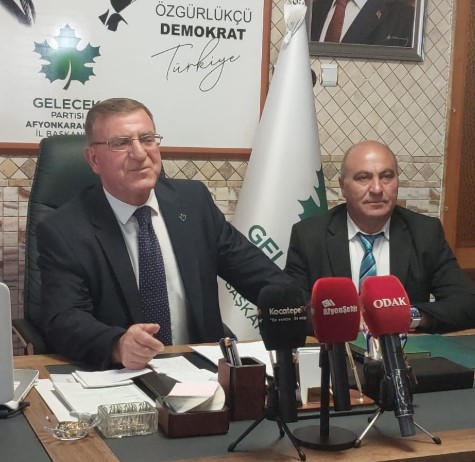 GELECEK PARTİSİNE yeni katılan üyelere rozetleri TAKILDI.