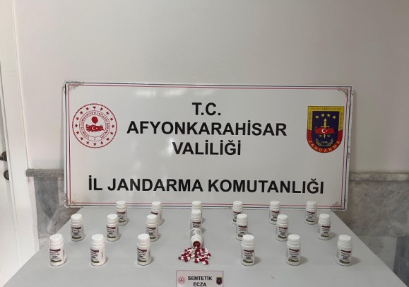 Afyonkarahisar’da Uyuşturucu Operasyonu: Zeytin Kasalarına Gizlenmiş 1.120 Sentetik Hap Ele Geçirildi