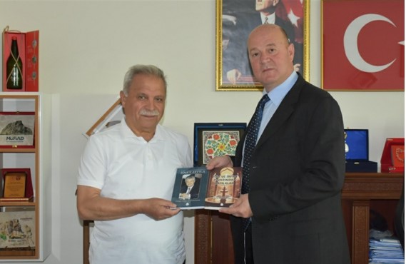 Eğitimci Yarar Ahmet Hidayet ŞAHİNTEPE, (Şahanoğlu  AHMET)  İl Kültür ve Turizm Müdürü  Yusuf Altını makamında  ziyaret  etti.