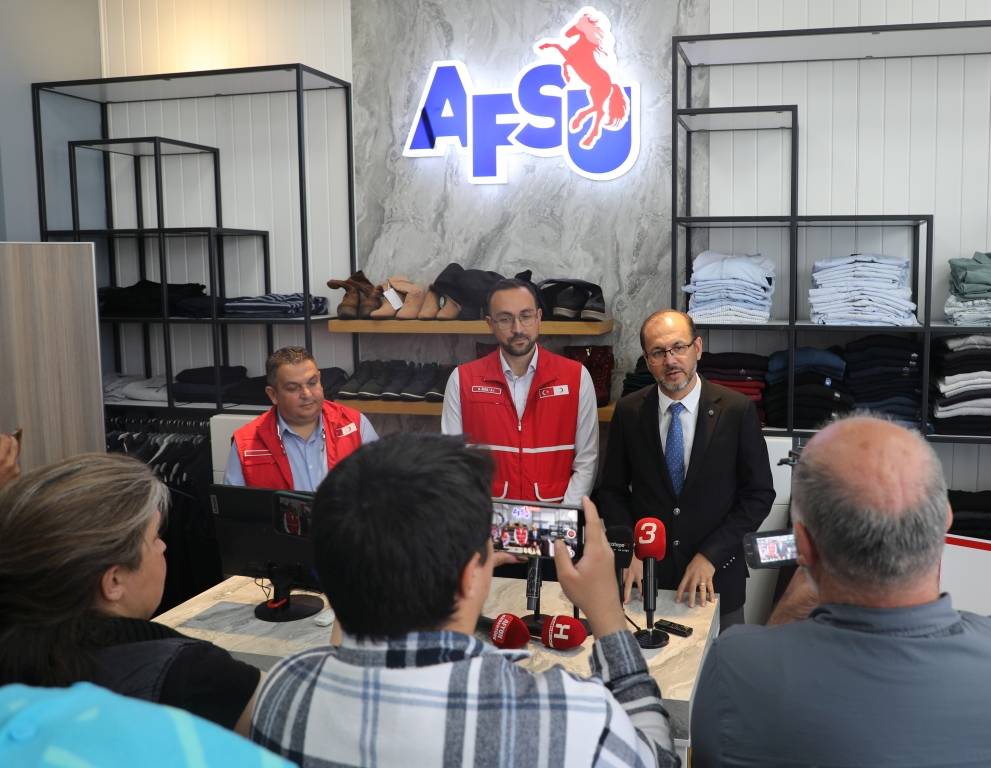 AFSÜ Butik İhtiyaç Sahiplerine Kızılay işbirliyle  Giyim Yardımı Yapıyor.