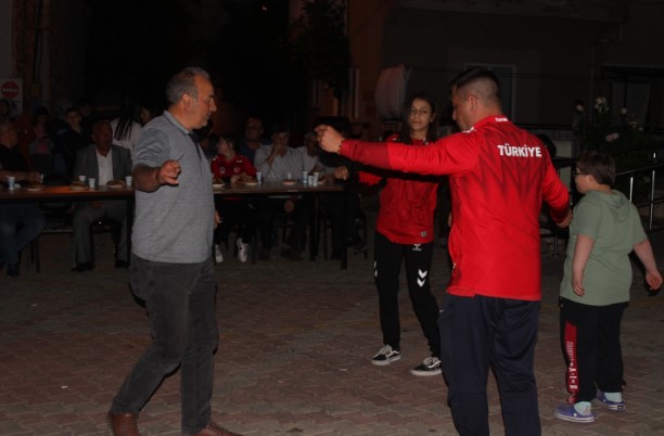 Minderin Sultanları Memleketlerinde Coşkuyla Karşılandı