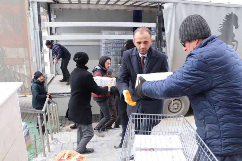 Deprem bölgesi için yardımlar sürüyor