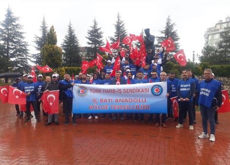 İşçiler Atatürk Anıtı Önünde zam istediler