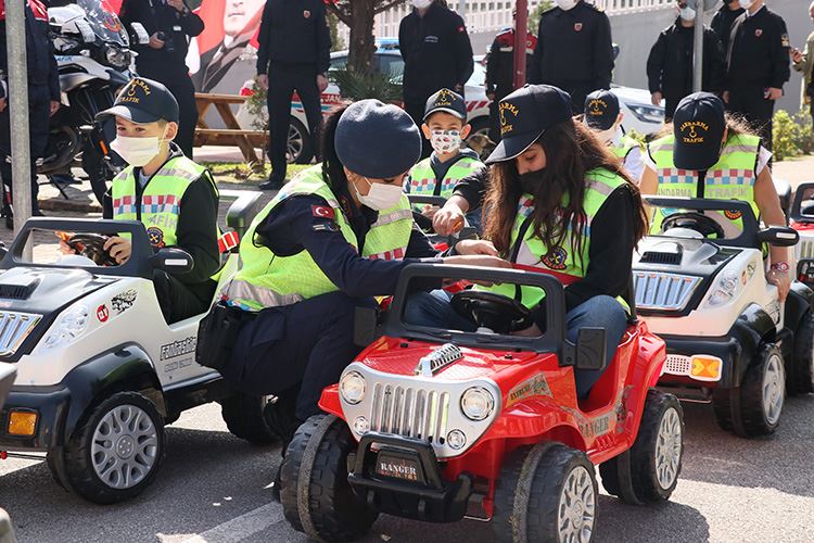 Afyonkarahisar İl Jandarma Komutanlığı, Trafik Haftası kapsamında öğrencilere trafik eğitimi verdi.