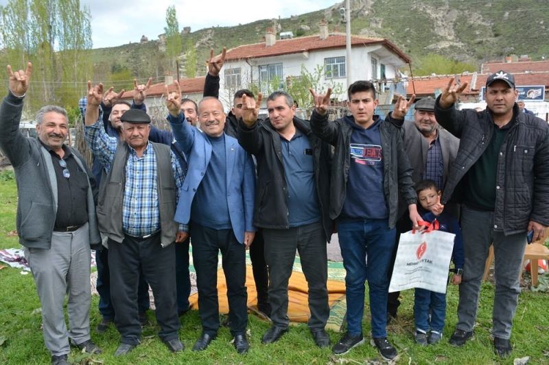 MHP'li Taytak, Çaylılar tarafından alkışlarla karşılandı.