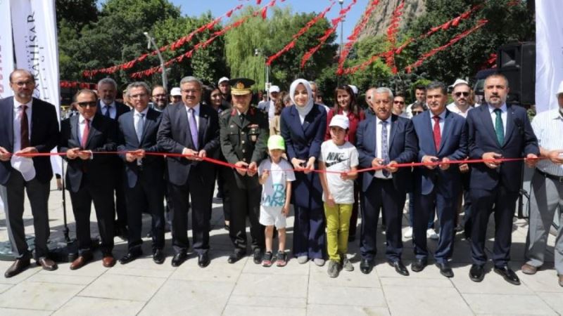 Kahramanlık destanı kareleri Zafer Meydanı'nda