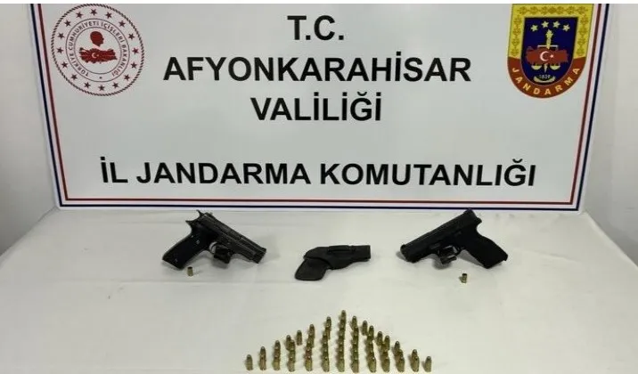 Bolvadin ilçesinde ruhsatsız silah ticareti yapan şahıslar jandarma tarafından yakalanarak gözaltına alındı.