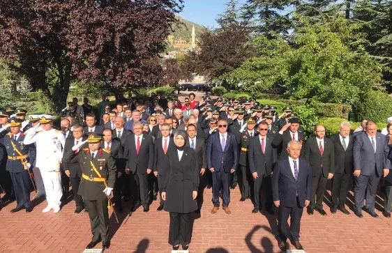 30 Ağustos Zafer Bayramı protokol üyelerinin çelenk sunumları ile başladı.